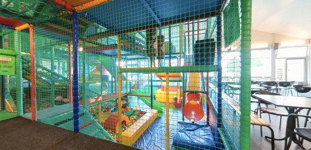 Jabbedoe binnenspeeltuin - klimtorens, glijbanen en speeltoestellen voor kinderen